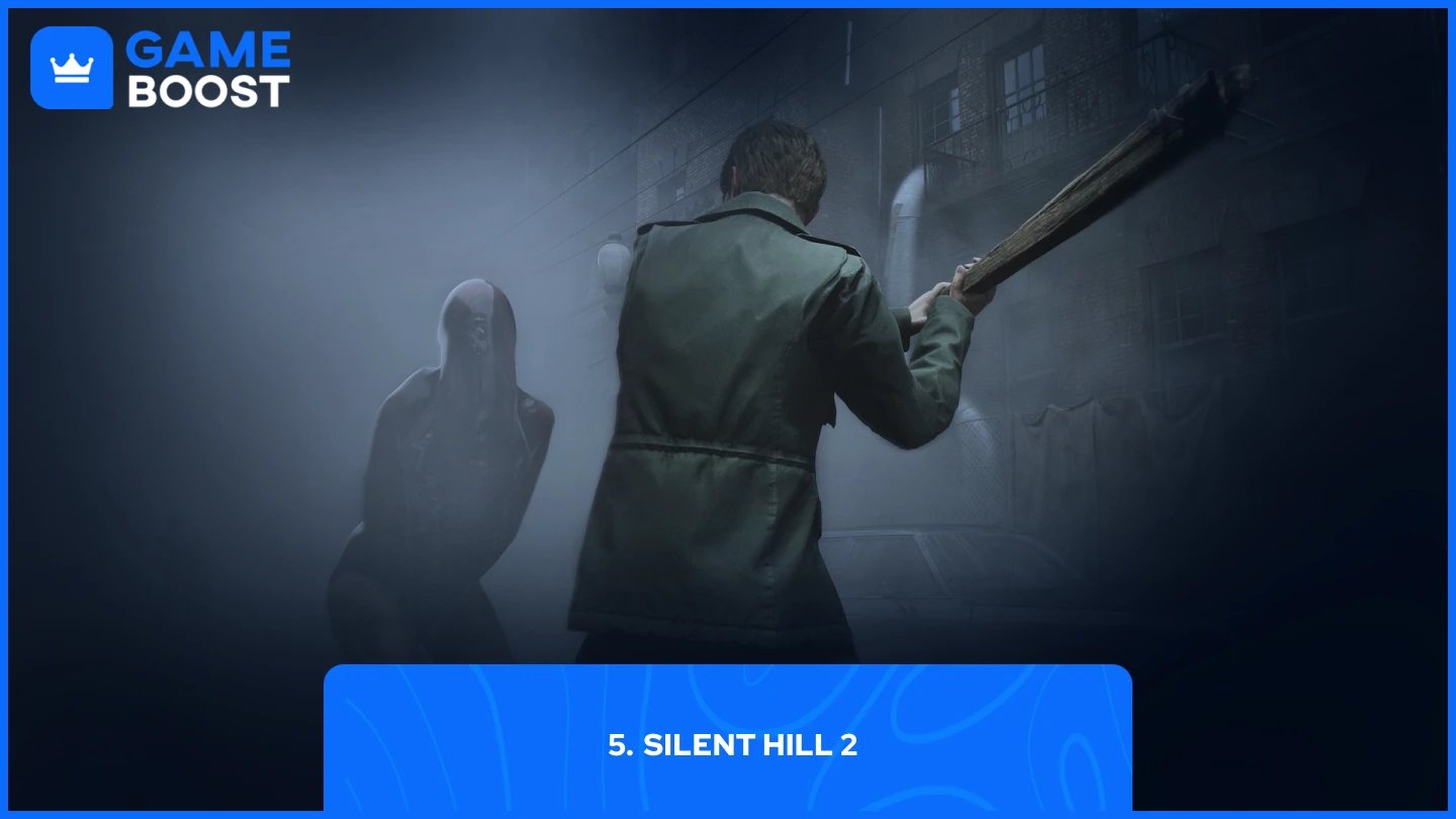 une image montrant le protagoniste James Sunderland de dos, sur le point de battre une étrange créature humanoïde dans une ruelle couverte de brouillard.